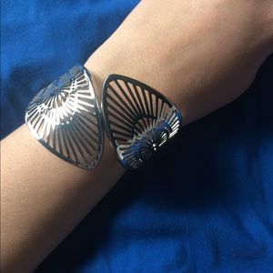 💜 5/$15 💜 Silver cuff bracelet